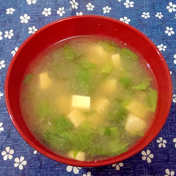 セロリの葉と豆腐の味噌汁